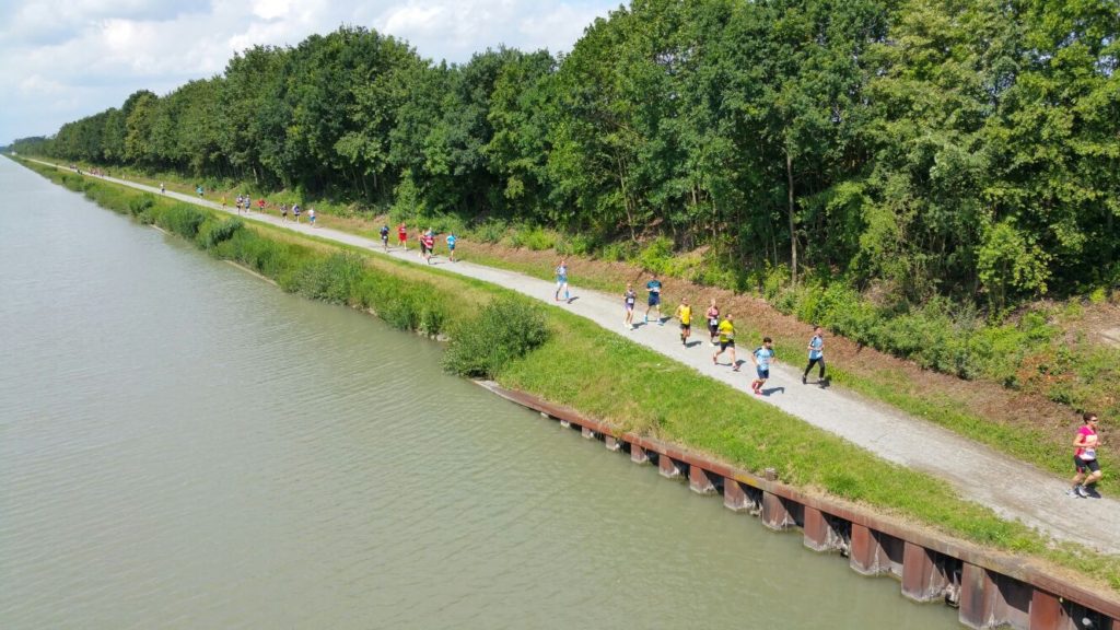 Da kommen sie, die Läufer des 5. Kanal-Laufes aus Richtung Rethmar geht es gleich die Brücke Evern hoch und dann in Richtung Klein Lobke.