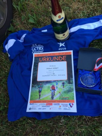 Der Lohn: Urkunde, T-Shirt und Medaille.