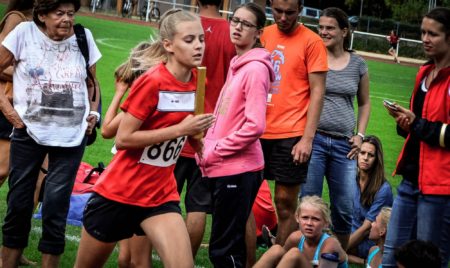Jenna bringt die MTV-Staffel als Schlussläuferin als Vizekreismeisterin ins Ziel.