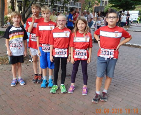Die 4000 m - Läufer kurz vor dem Start. V.l.: Johanna Rösing, Maximilian Czop, Lukas Trips, Greta Jacob, Emily Kiesel-Janke und Ben Schmitz.