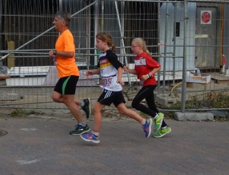 Auch Johanna ung Greta sind nach der ersten Runde gleich auf.