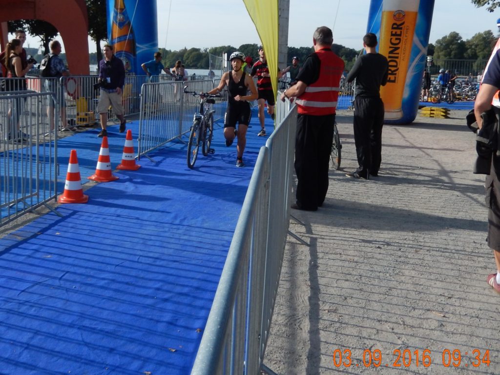 Carmen auf der 5 km-Laufstrecke am Maschsee, der letzten der drei Disziplinen eines Triathlon.
