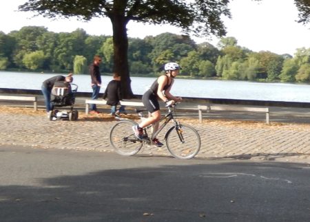 Carmen auf der Radstrecke - im Hintergrund der Maschsee.