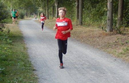 Maximilian und Emily haben noch rund 100 m vor sich.