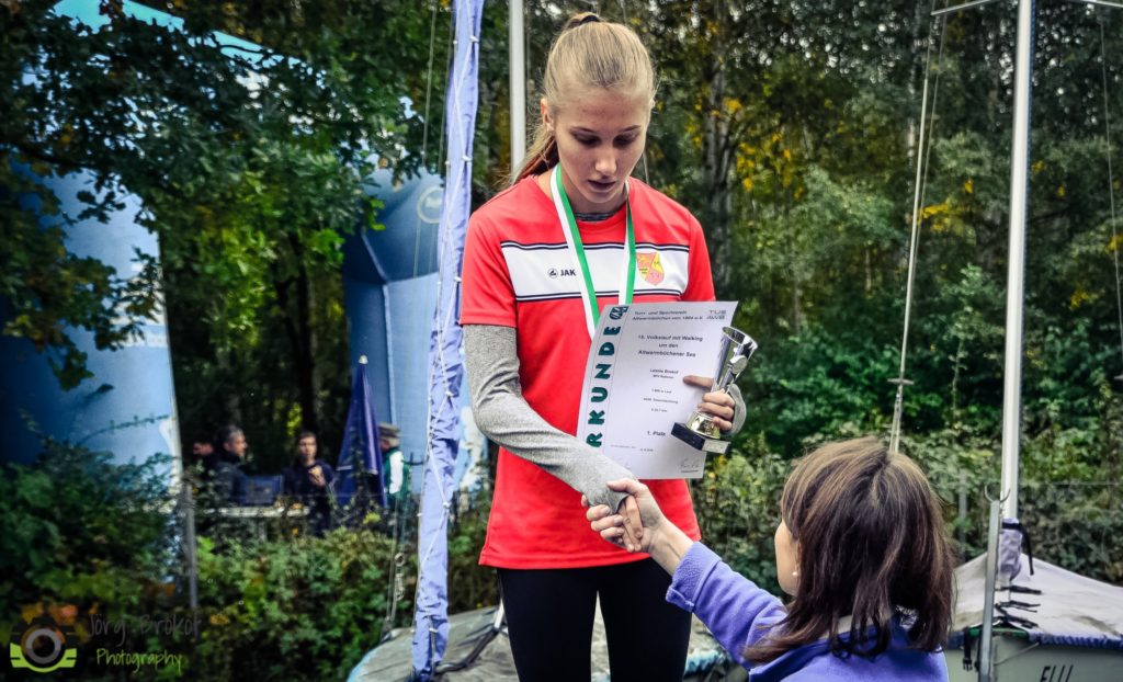 Leonie gewinnt die Mädchenwertung auf der 1600 m - Laufstrecke.