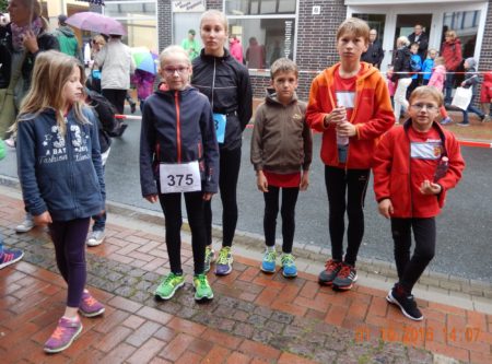 Warten auf ihr Starts: V.l.: Emily Kiesel janke, Greta Jacob. Leonie Brokof, Jonathan Marx, Maximilian und sein kleiner Bruder Jonathan Czop.