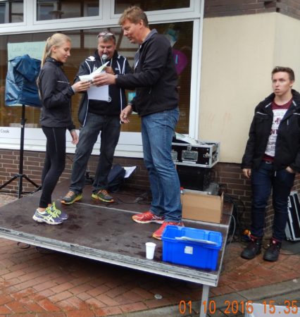 Leonie wir zweite Frau über die 2500 m - Laufstreck.