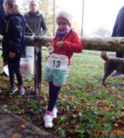 Milla Schreyer gewinnt den Bambinilauf der Mädchen.