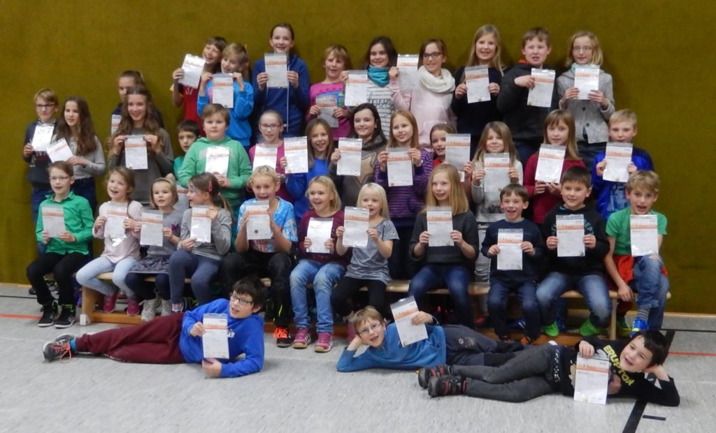 Die geehrten Kinder mit ihren Sportabzeichenurkunden für das Jahr 2016