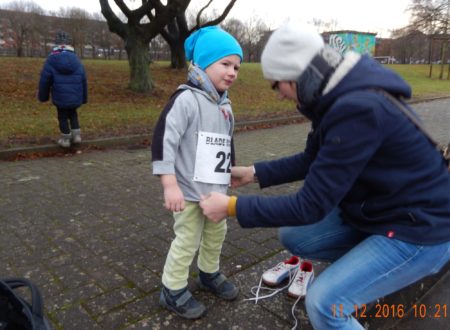 Linus geht gleich auf seine Sportplatzrunde - und der Nikolaus wartet schon im Ziel.