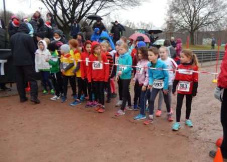 Lara (303) erwartet ihren Start über die 1100 m und wird als zweites Mädchen die Ziellinie überlaufen.