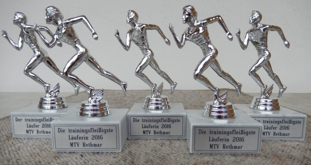 Die fünf Pokale für die Trainingsfleißigsten für das Jahr 2016-