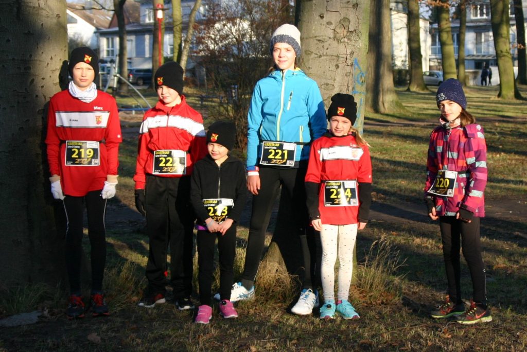 Warten auf den Start in Lehrte: V.l.: Maximilian Czop, Matthis Halberkamp, Enie Jochim, Louis Hillreiner, Lara Jochim und Isabelle Herczeg.
